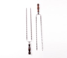 Вилка-шампур нерж., с узором и деревянной ручкой «КОЛЬЦО» 700(500х2)х12х2,5 2К-288